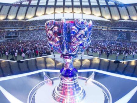 隐蔽骗术：揭秘“高科技变牌桌垫”如何通过液晶技术瞬间切换花色。（隐形作弊揭秘：液晶变牌桌垫如何瞬间切换牌面花色）