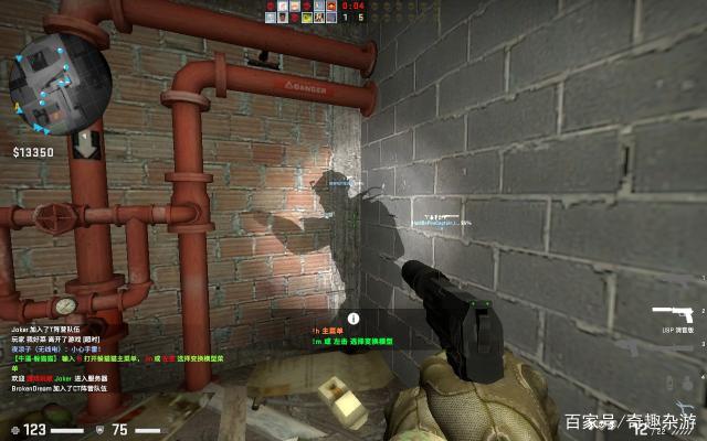 德州扑克心理战：如何通过故意展示底牌来诱导对手下一局的判断。（德州扑克心理博弈：刻意亮牌影响对手后续决策）